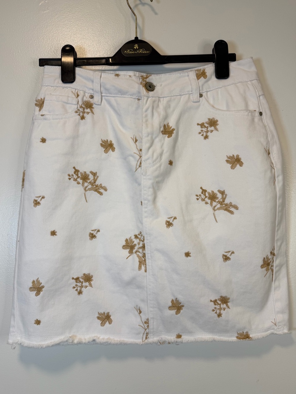 CHARLIE B White Mini Skirt with Gold Floral Embroidery Raw Hem Women’s Size 10